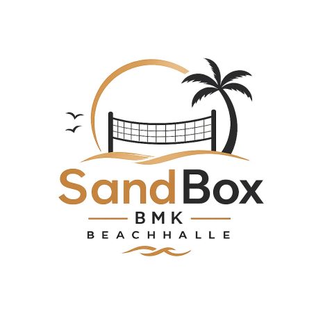 Sandbox-BMK Beachhalle Logo von SandBox mit Volleyballnetz, Palmen und Sonnenuntergang im Hintergrund.